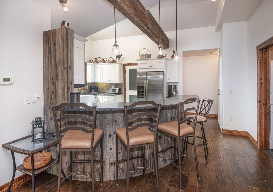 Condo, 3 Bedrooms | Private kitchen | Fridge, oven, coffee/tea maker, toaster