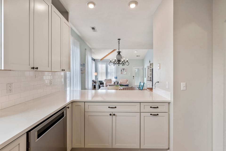 KDN9806: Pura Vida | Mid Level Kitchen