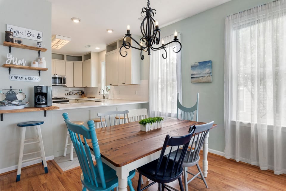 KDN9806: Pura Vida | Mid Level Dining Area