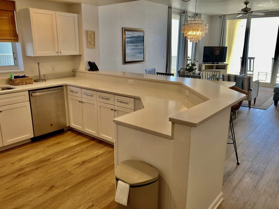 Huge, fully stocked kitchen...
