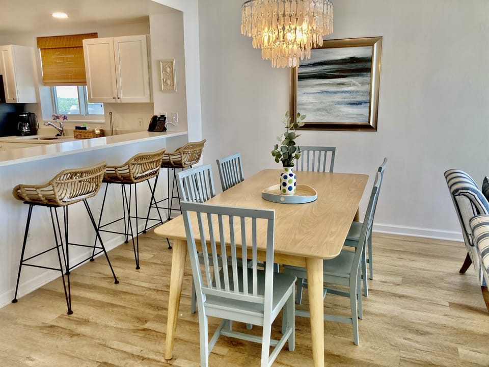 Seating for 6 at the dining table...