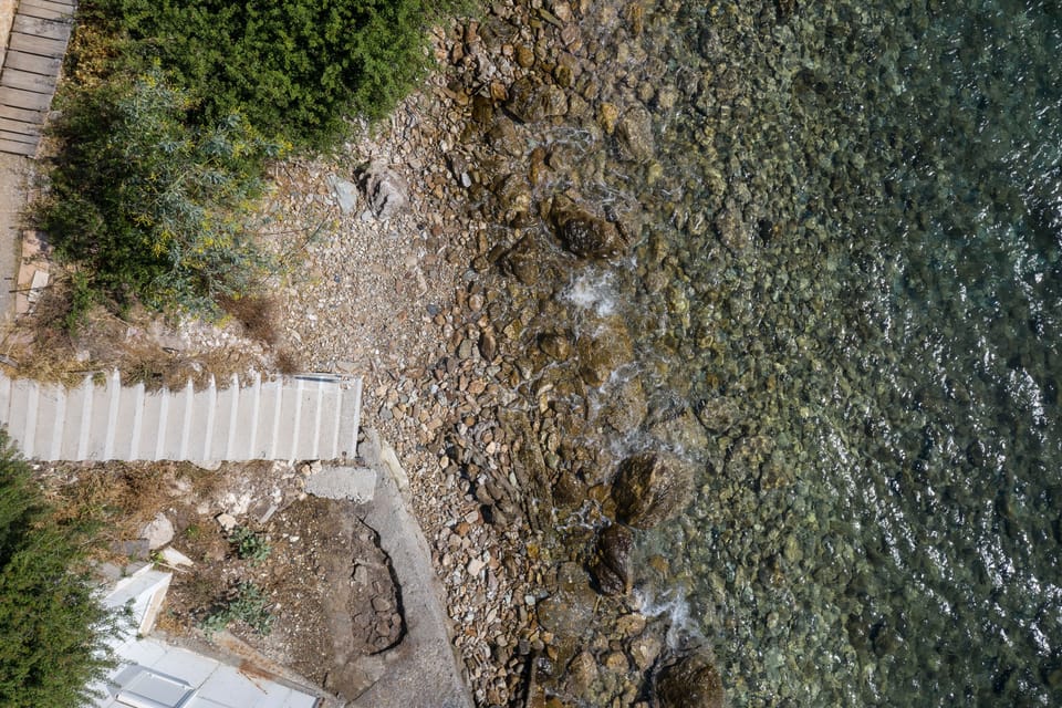 The steps to access the sea. 