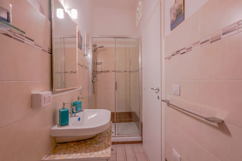 Classic Double Room | Bathroom | Shower, rainfall showerhead, hair dryer, bidet