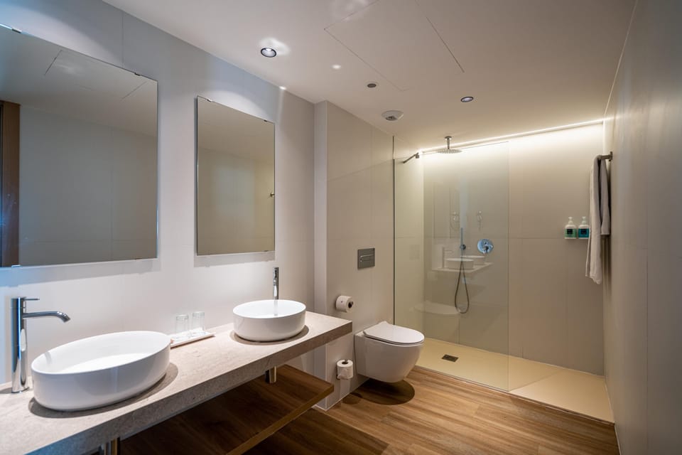 Suite, Balcony | Bathroom | Shower, hair dryer, towels
