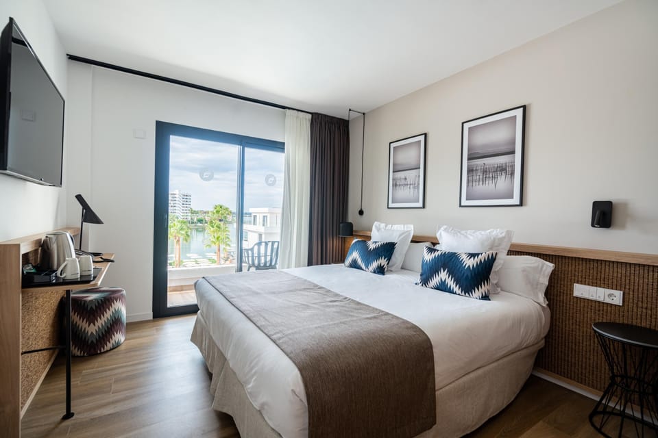 Double Room, Balcony, Pool View | In-room safe, desk, blackout drapes, soundproofing