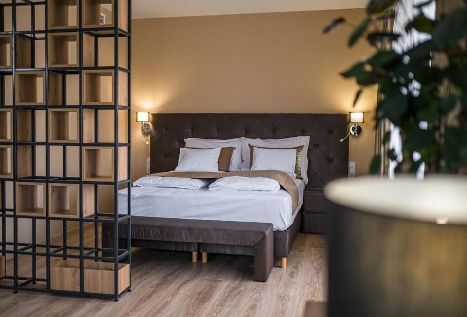 Deluxe Suite | In-room safe, soundproofing, iron/ironing board, free WiFi