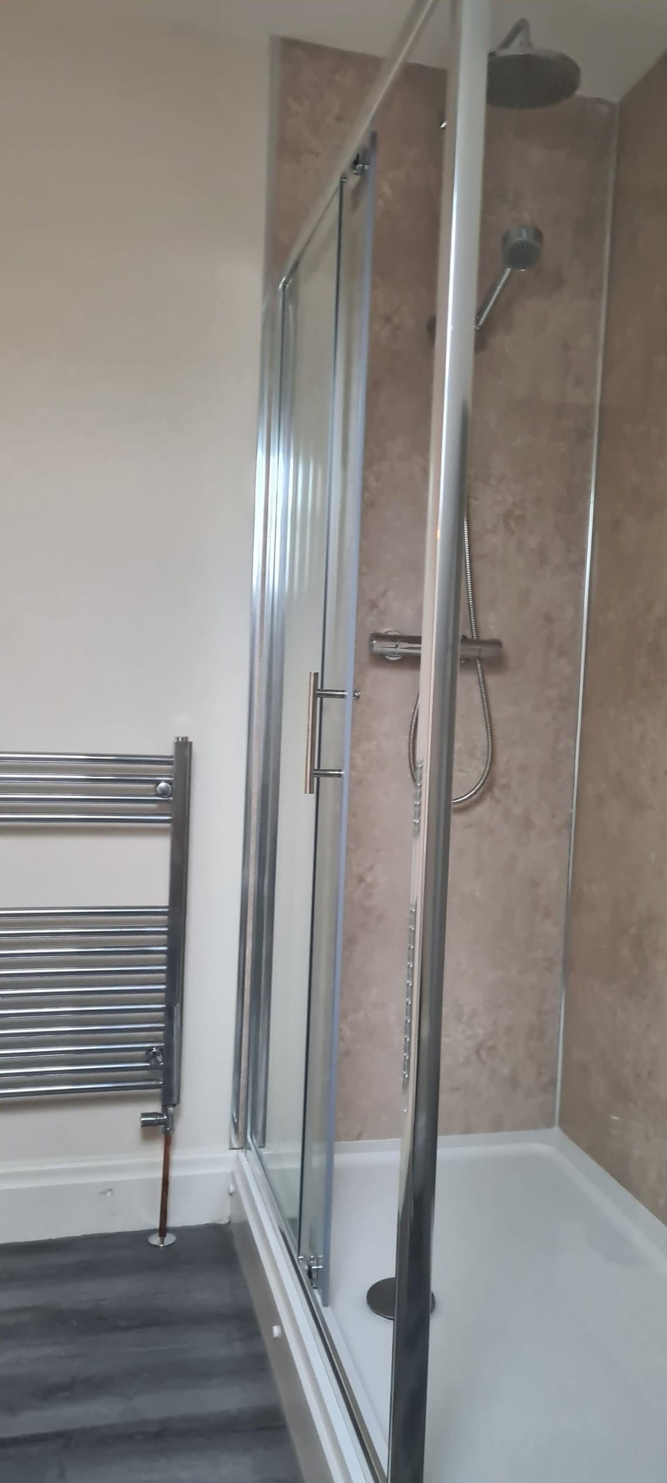 1 Bed Loft - Sleeps 2 - Parking - Wifi Apartment in Newport