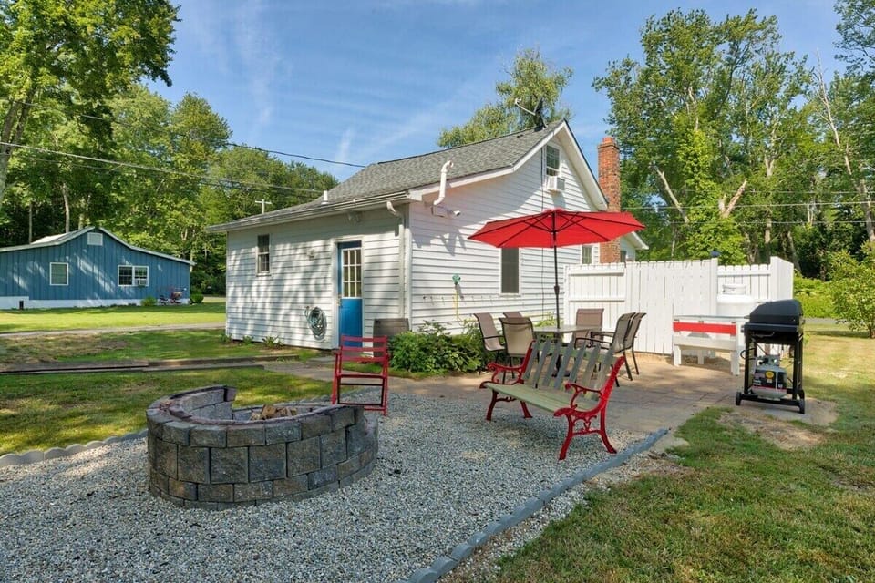 [Patio, Fire Pit] Gather 'round the festive flair of our outdoor patio for an unforgettable soirée. Mais qui!