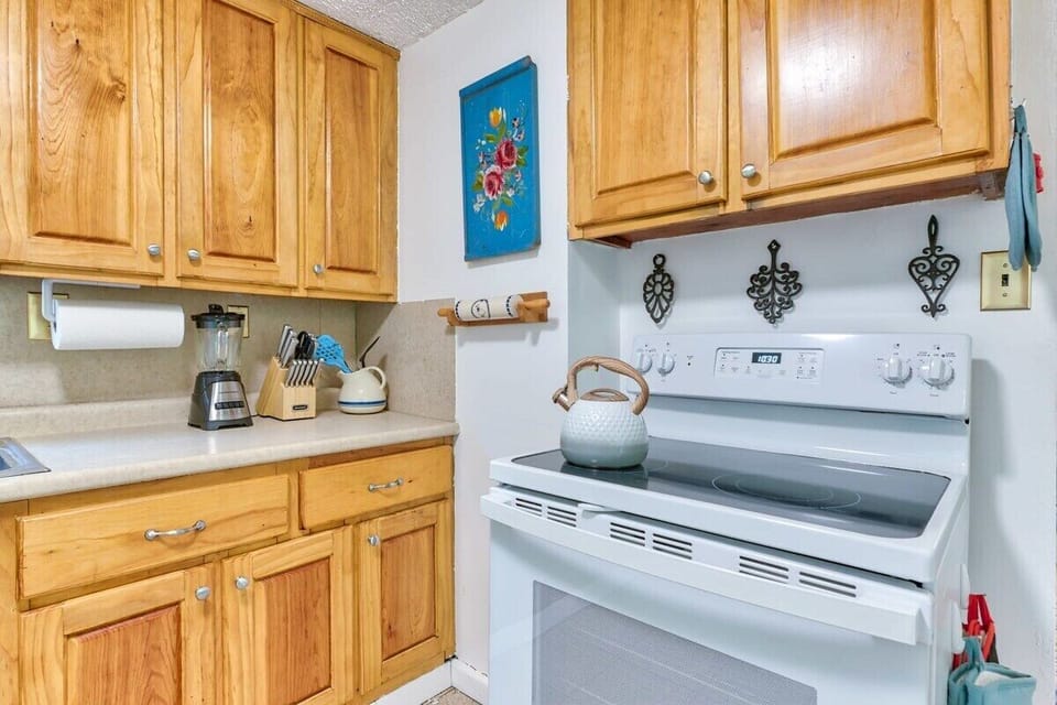 [Kitchen, Downstairs] A fully equipped kitchen to meet all your dining desires.