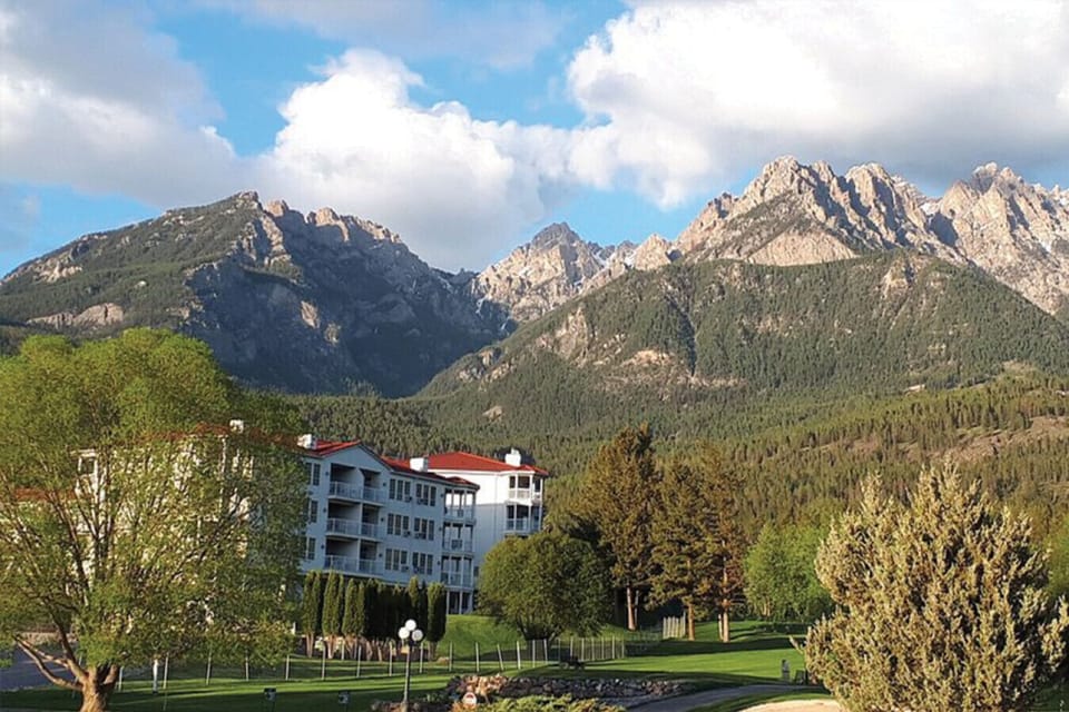 This space is located within the Mountain View Villas of Fairmont Hot Springs. Conveniently located next to Riverside Golf Course, a seasonal waterpark, and minutes from the famous mineral pools.