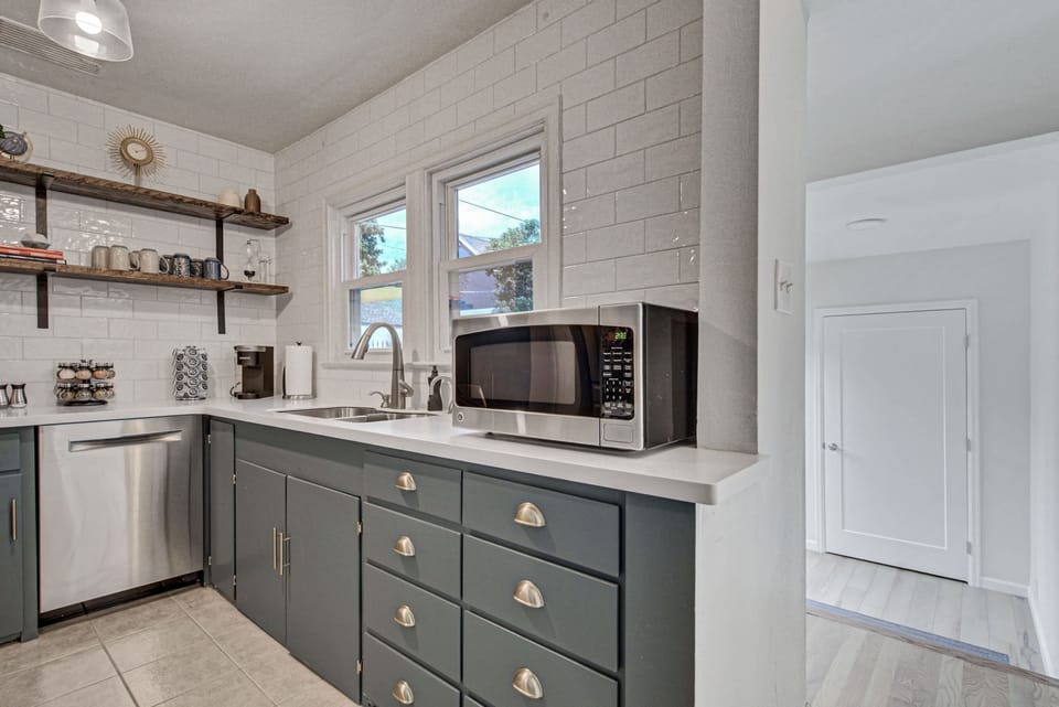 Create Culinary Magic in Our Well-Equipped Kitchen! Cook with Confidence, Knowing You Have Everything You Need for a Delicious Meal