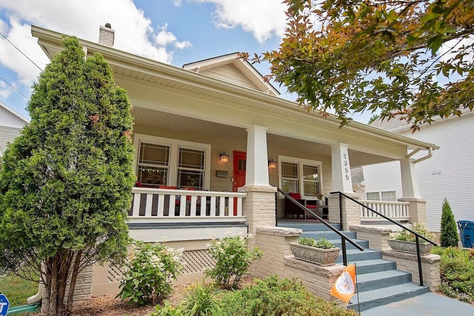 The Cherry St House, hosted by Home Away Springfield is centrally located and walking distance to MSU