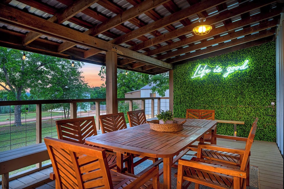 Outdoor dining