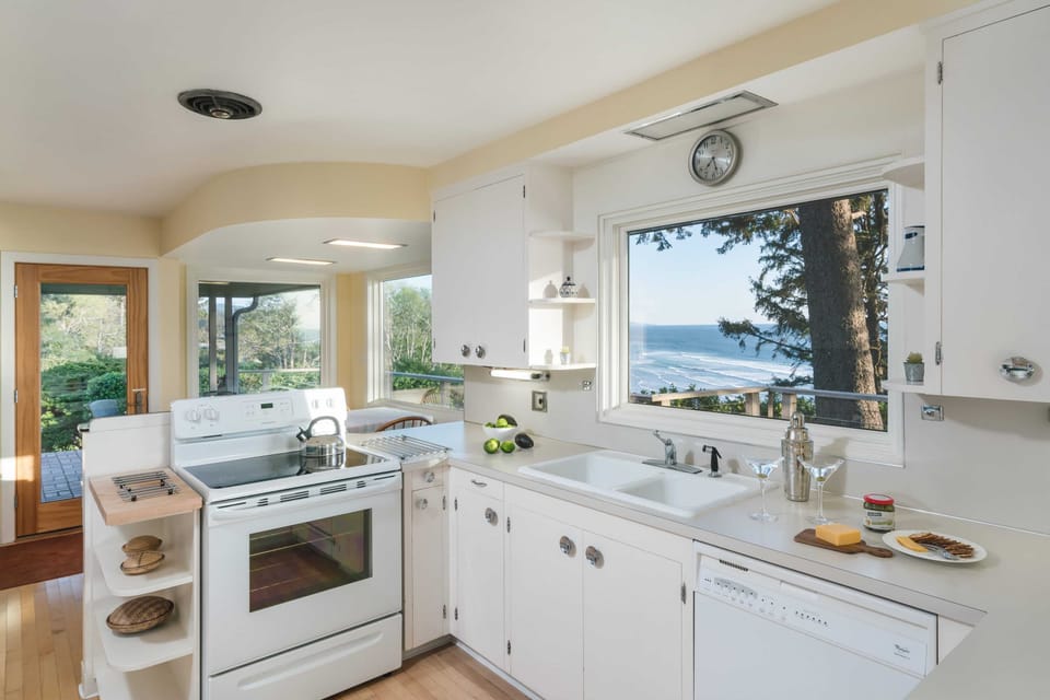House (5 Bedrooms) | Private kitchen | Fridge, microwave, oven, stovetop