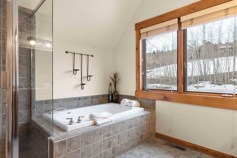 Russell Home by Avantstay Expansive Deck, Stunning Views & Hot Tub! Cabin in Telluride