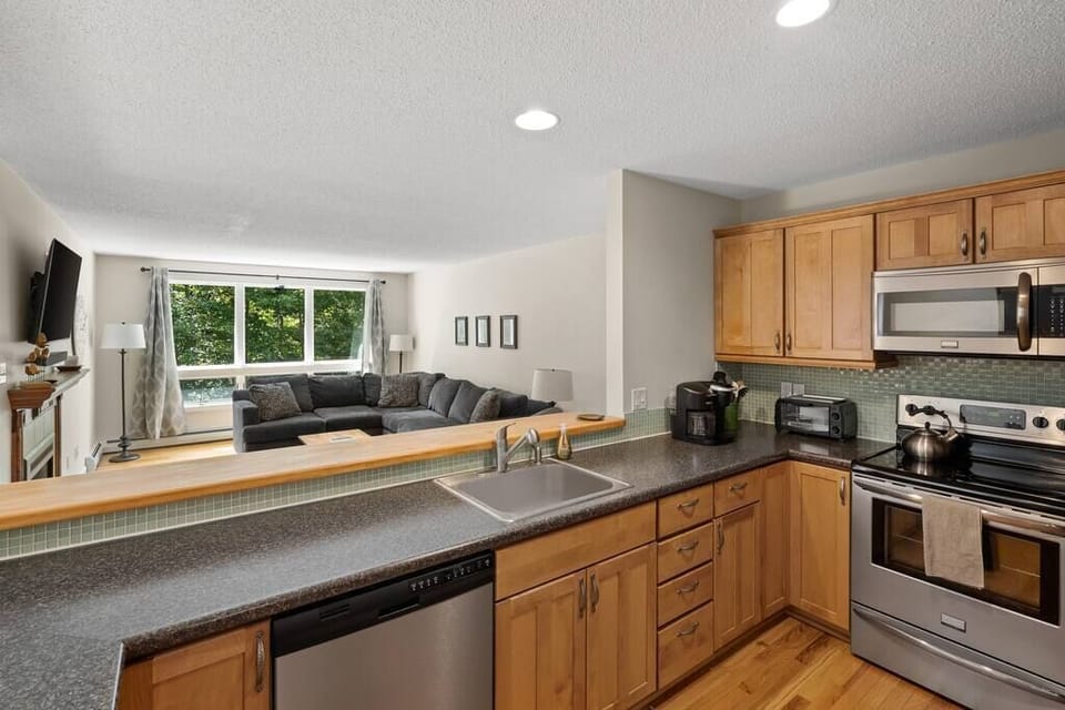 Open floorplan kitchen & living area.