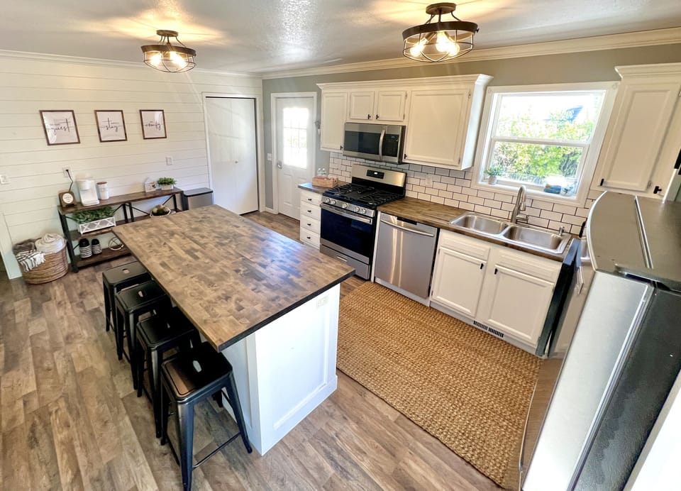 Brand New Appliances / Fully Stocked for Cooking 