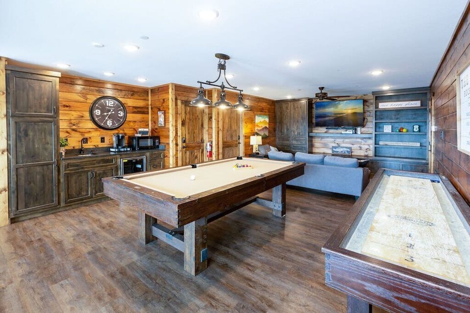 Game Room!! Pool! Shuffleboard! XBOX!