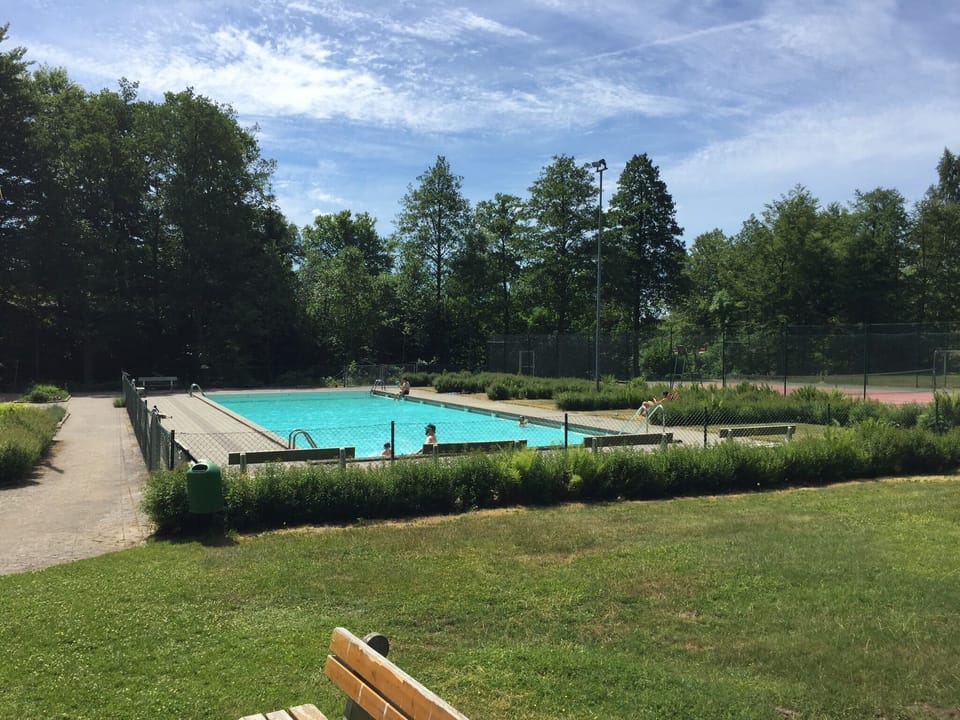 Joined pool, sun heated, open in summer season only. 