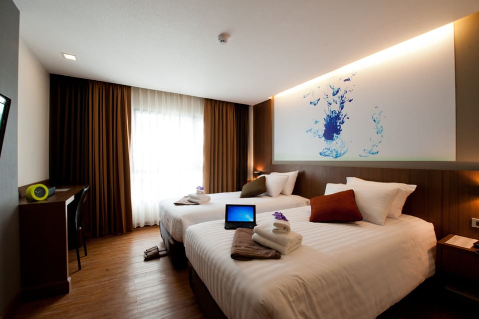 Deluxe twin room | Premium bedding, minibar, in-room safe, desk