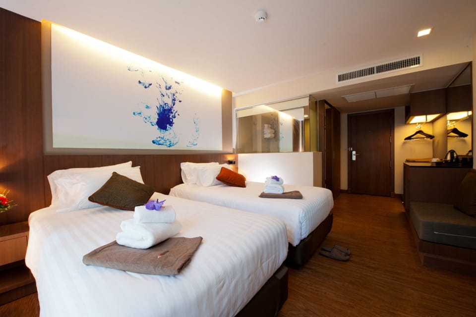 Deluxe twin room | Premium bedding, minibar, in-room safe, desk