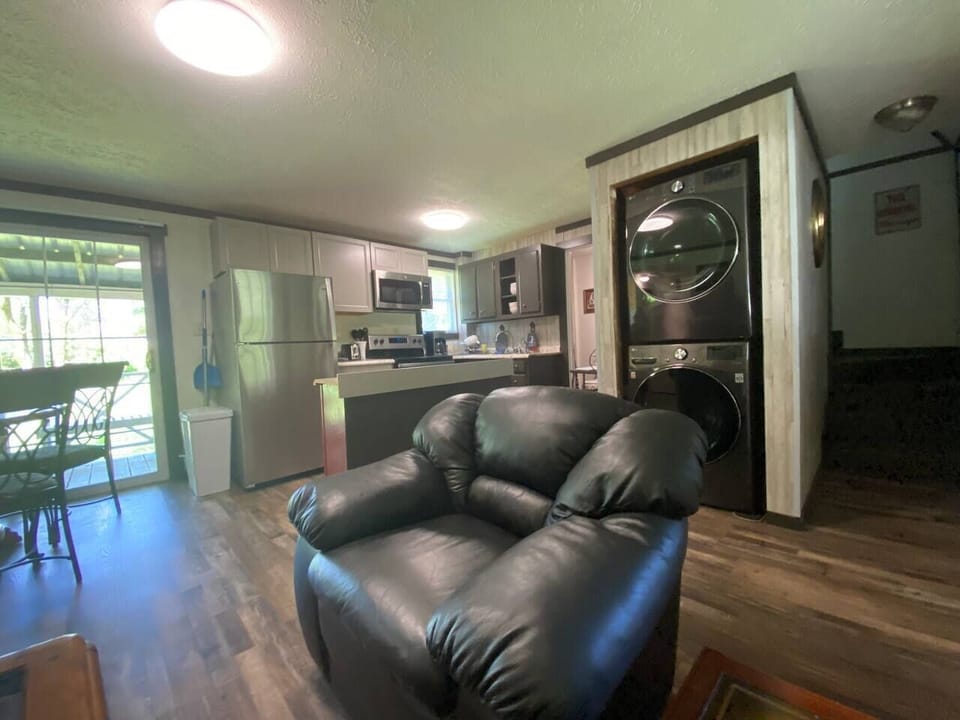 Overview from living to kitchen and notice the stack washer/drier there