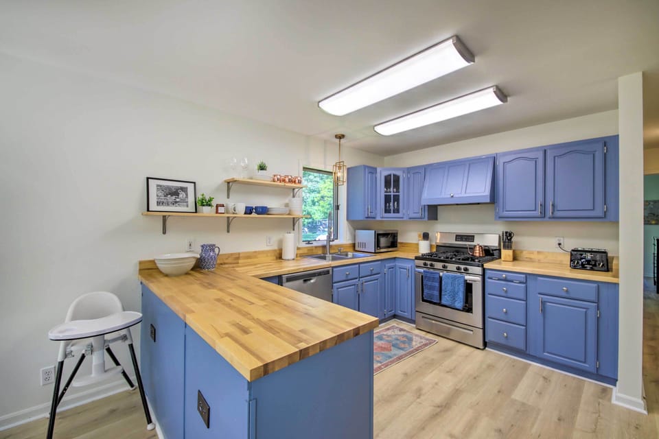 Kitchen | Cooking Basics | Coffee Maker | Paper Towels/Trash Bags Provided
