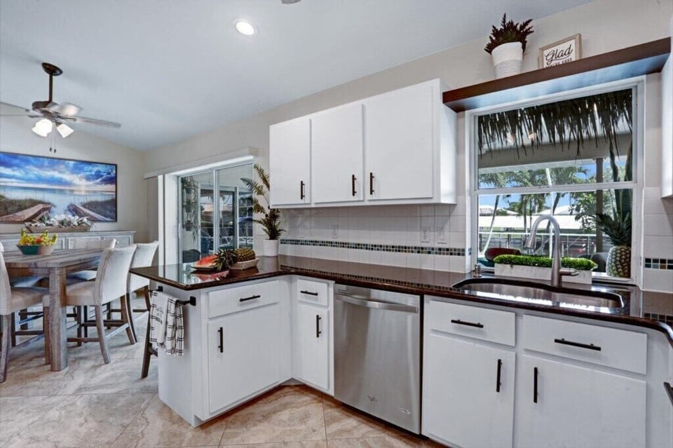 Fully equipped kitchen with everything you need to cook (or reheat) in style