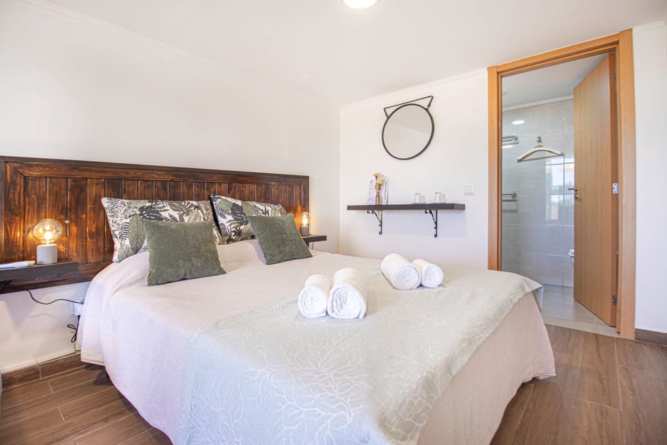 Deluxe Suite, Ensuite (Chambre Luxe 4) | Individually decorated, individually furnished, blackout drapes