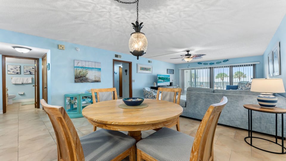 Dining table that can seat for 4 guest