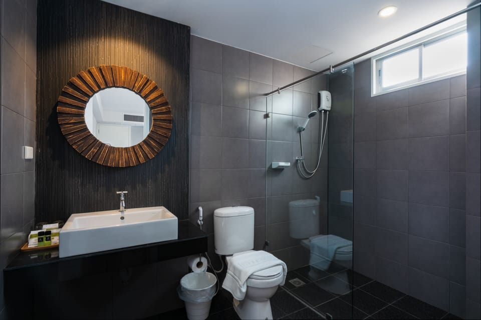 Superior Double Room | Bathroom | Hair dryer, towels, soap, shampoo