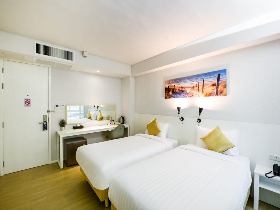 Deluxe Twin Room | Desk, laptop workspace, free WiFi, bed sheets