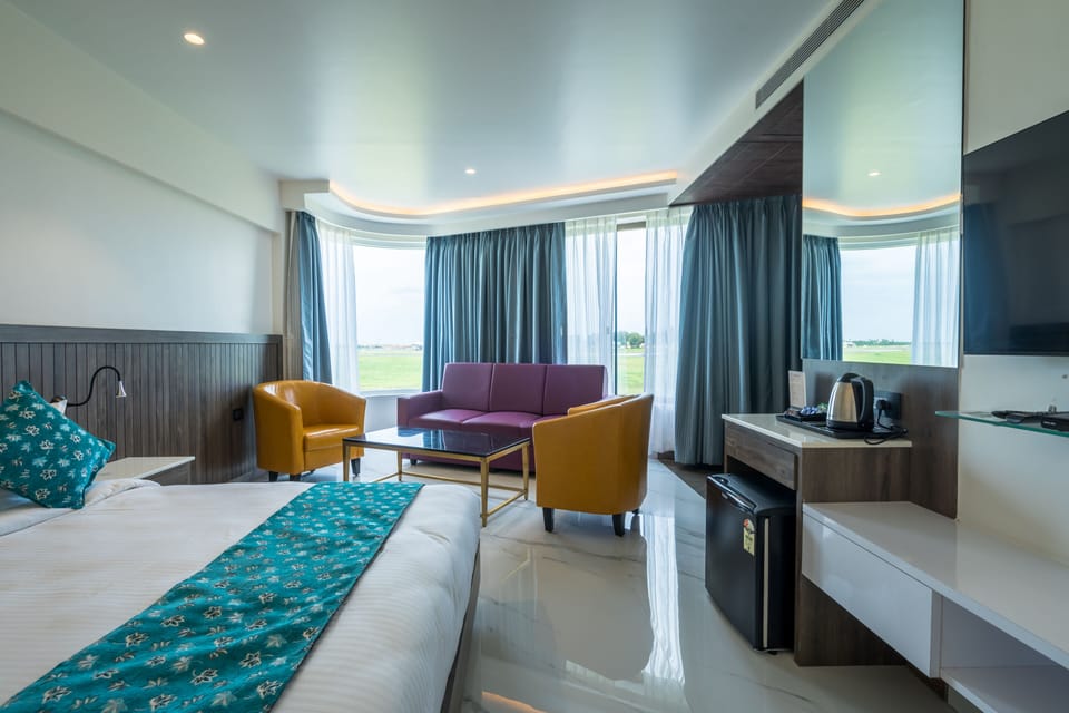 Luxury Studio Suite, 1 Bedroom, Smoking, Park View | Egyptian cotton sheets, premium bedding, down comforters