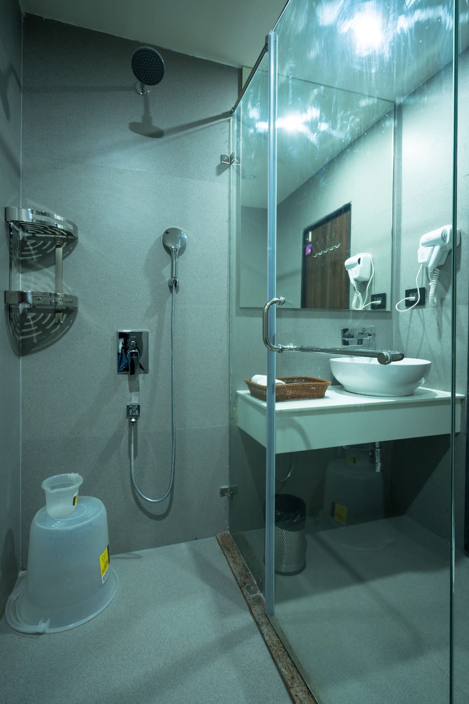 Combined shower/tub, rainfall showerhead, free toiletries, hair dryer