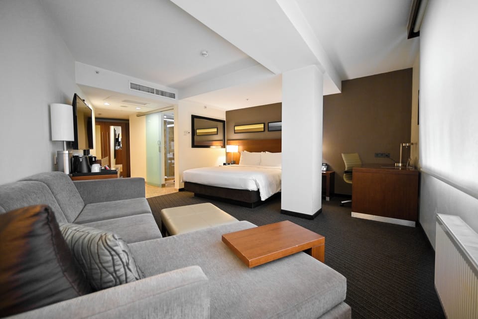 Deluxe King Room | Minibar, in-room safe, desk, laptop workspace