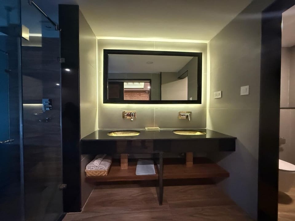 Heritage Suite | Bathroom | Shower, free toiletries, hair dryer, bathrobes