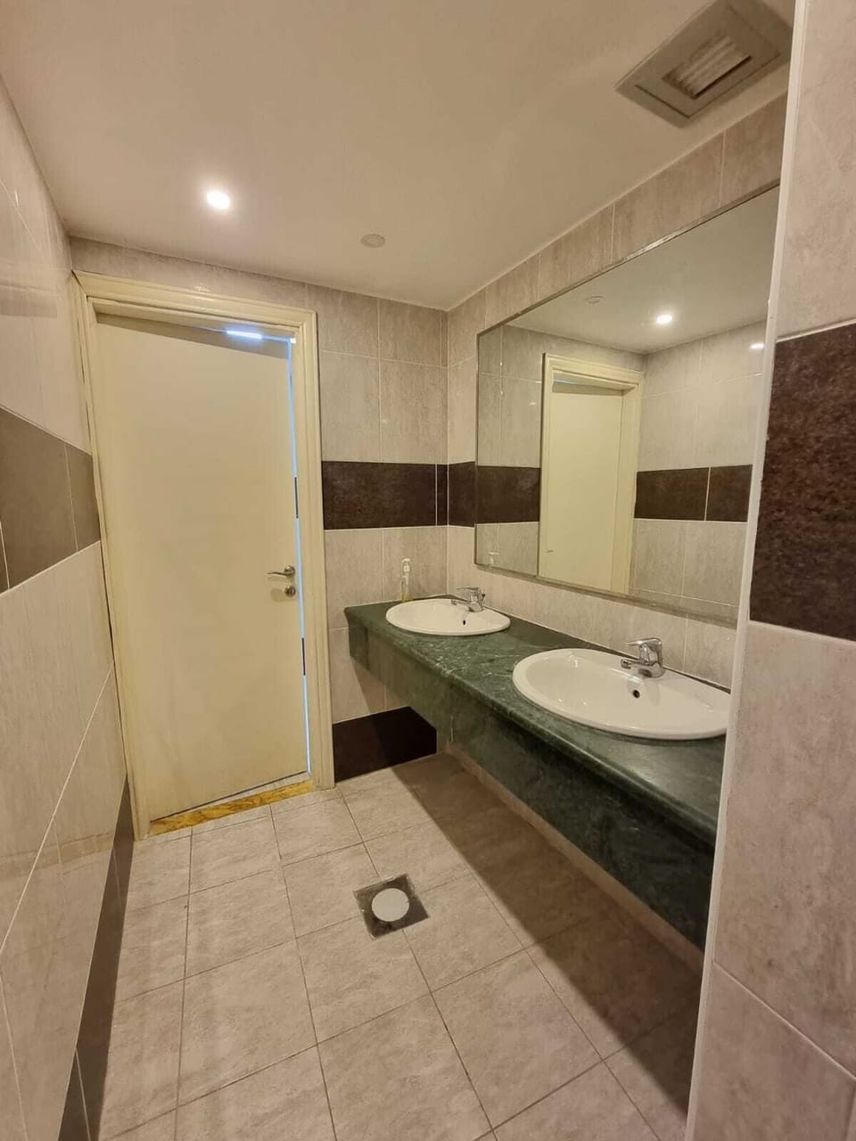 Rainfall showerhead, free toiletries, hair dryer, bathrobes