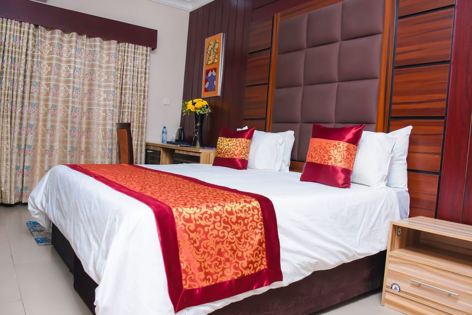 Executive Room | In-room safe, desk, laptop workspace, iron/ironing board