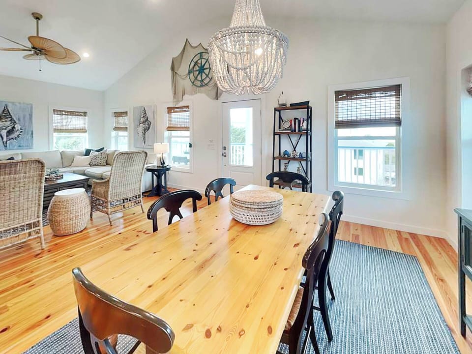Dining Area w. Seating for 6