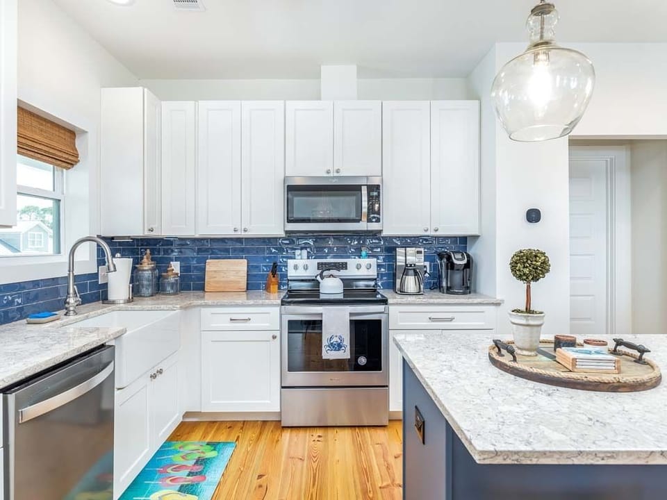 Full Kitchen w. Stainless Steel Appliances