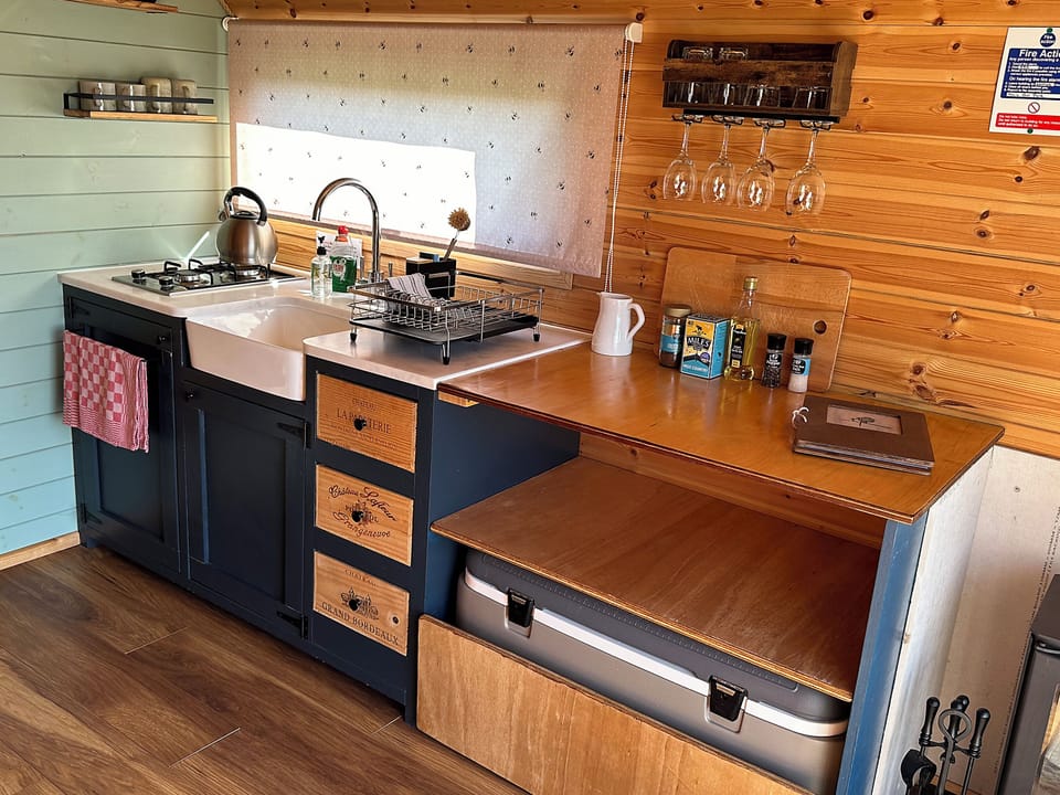 Cottage | Private kitchen | Fridge, electric kettle, cookware/dishes/utensils