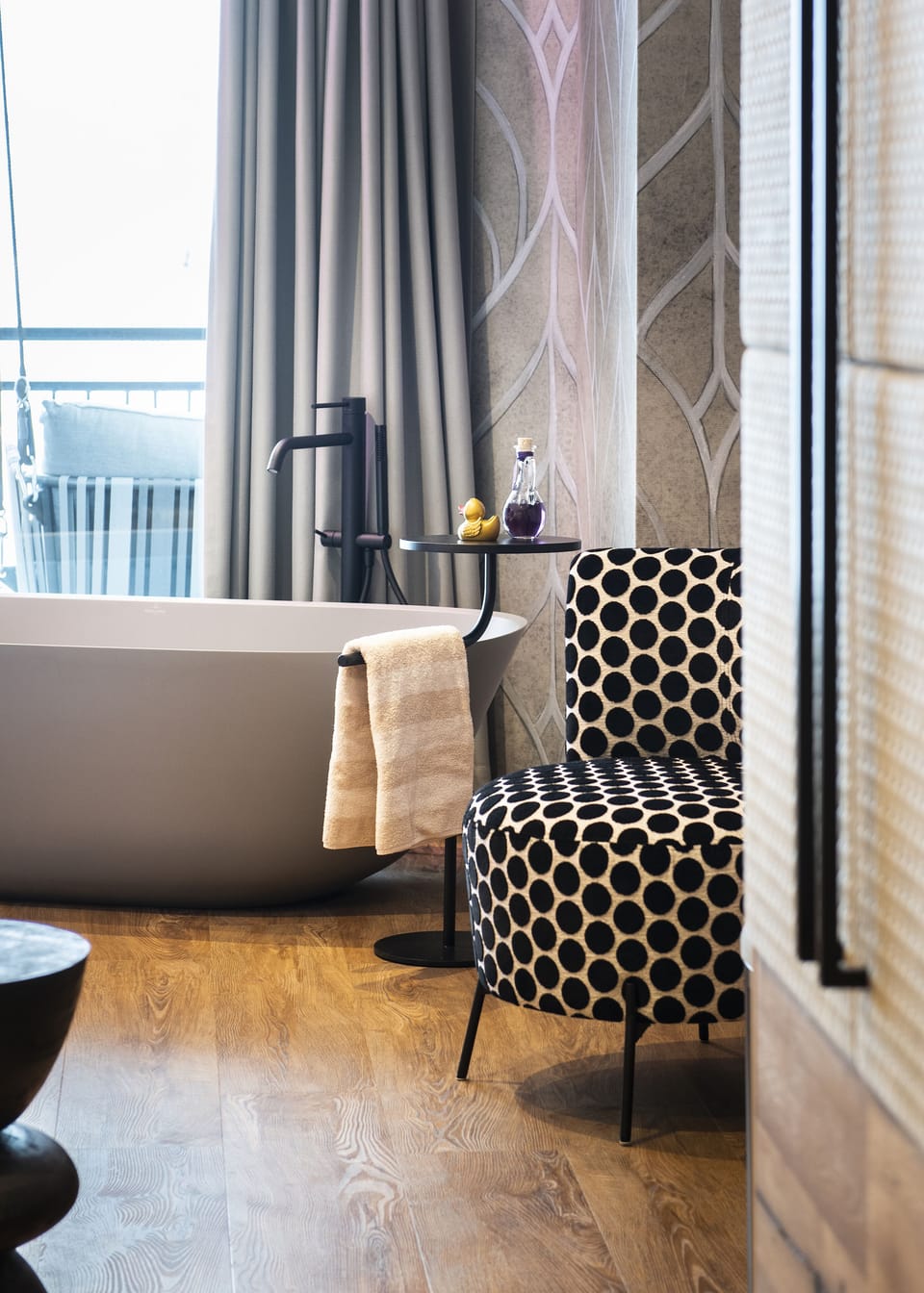Romantic Studio Suite | Soundproofing, free WiFi, bed sheets