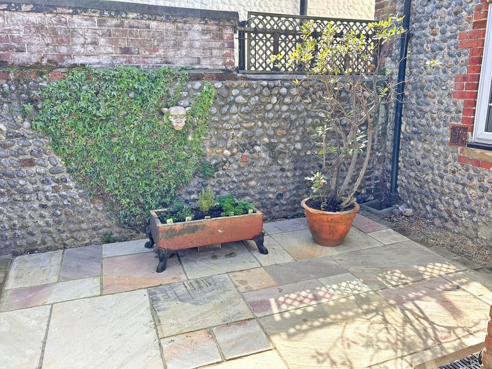 Outdoor area back courtyard garden | Little Garth, Bacton, Norwich