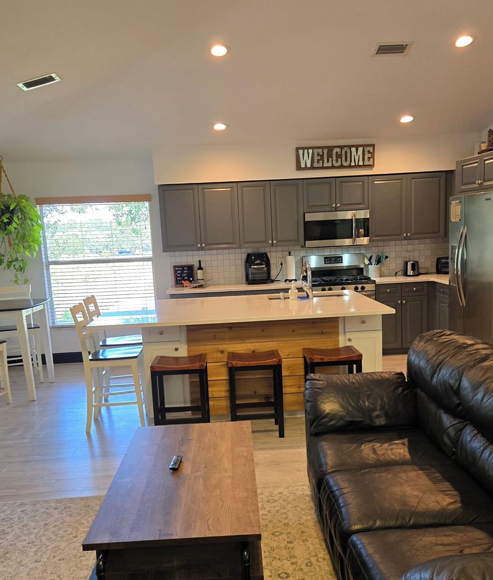 living room/kitchen