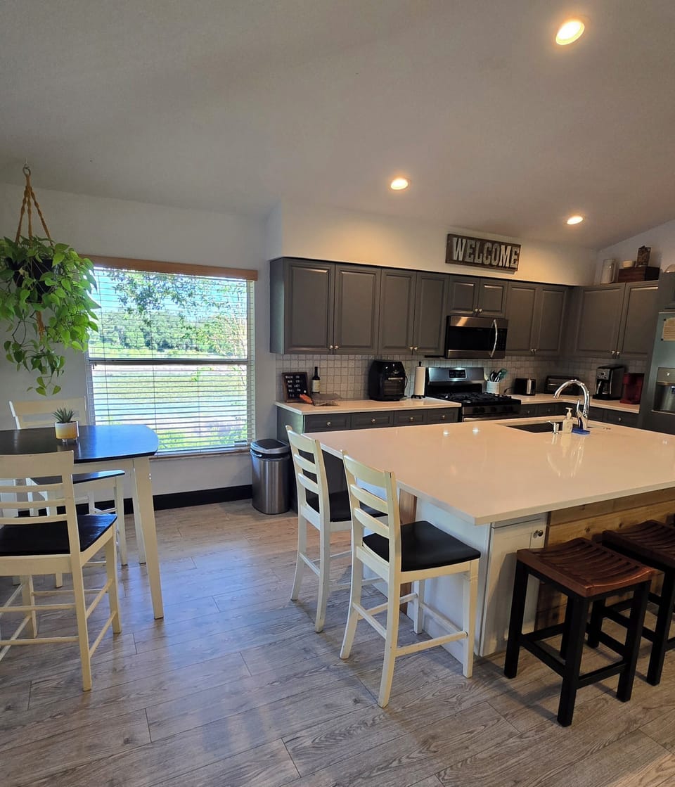 dining area/kitchen