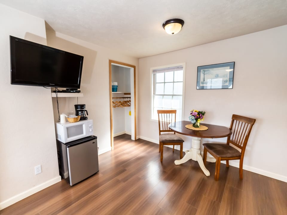 Queen Room, No View | Living area | 32-inch flat-screen TV with cable channels, TV, DVD player