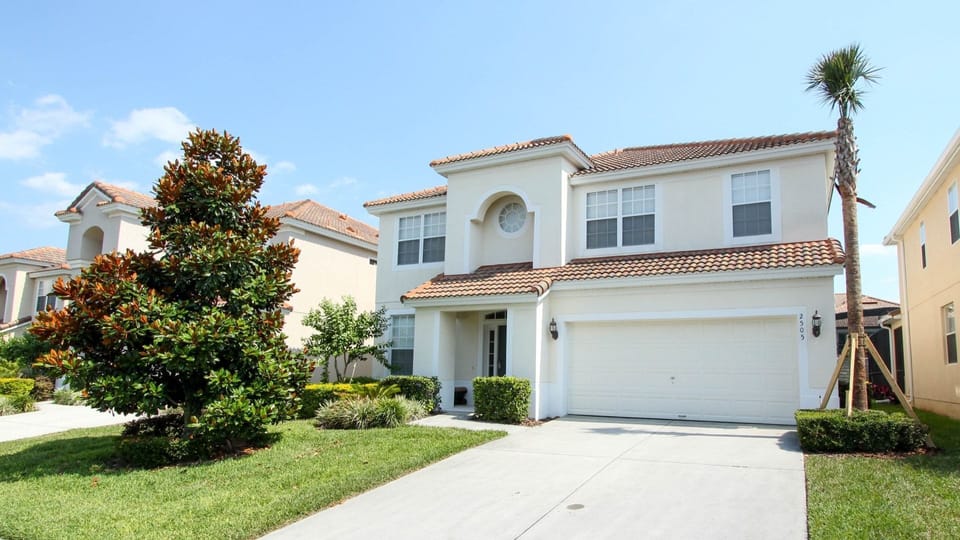 Beautiful 6 bed 4 bath villa located in Windsor Hills Resort