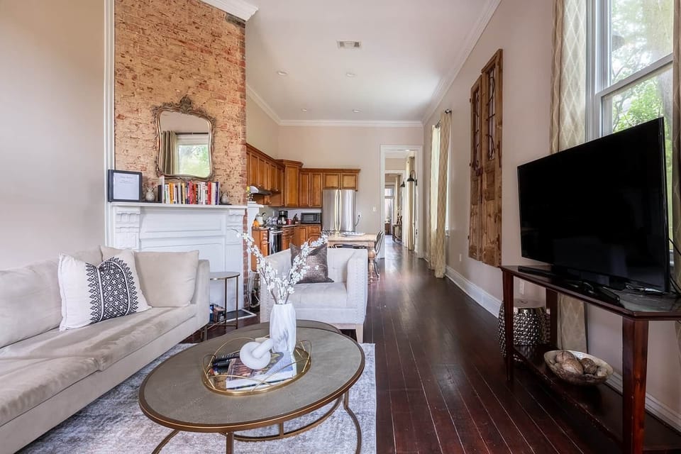 Sidehall-style architecture