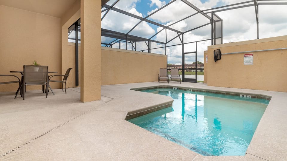 Beautiful 4 bed 3 bath townhome located in Paradise Palms Resort