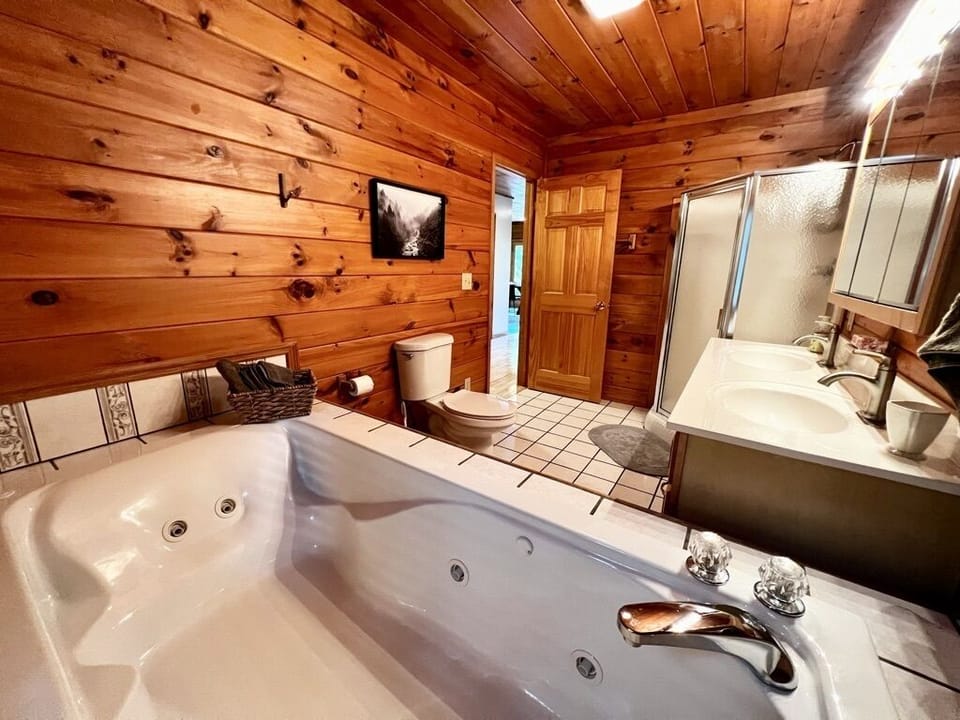 Master bath with jetted tub